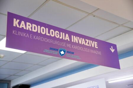 Klinika e Kardiologjisë reagon pas lajmeve për listat e pritjeve për stenta, e konfirmon numrin, por thotë se pati rënie