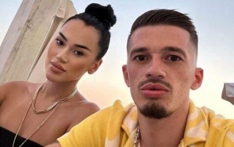 Aksidentohet bashkëshortja e “Kozak”, dërgohet me barrelë në spital?