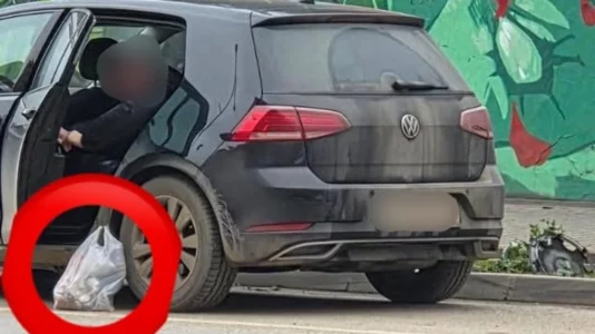 Hodhi mbeturina në rrugë nga vetura, gjobitet një person në Prishtinë