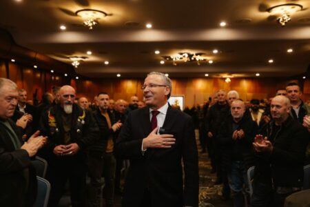 Bedri Hamza në takim me veteranët e UÇK-së: U premton 50% rritje për pensionet e kategorive të luftës