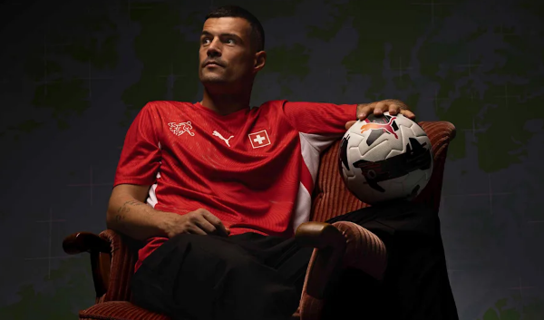 Granit Xhaka prezanton fanellën e re të Zvicrës për Botërorin 2026
