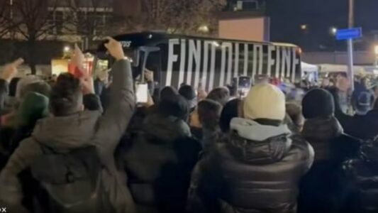 Tensione para ndeshjes Napoli-Juventus, goditet me gurë autobusi i ”Zonjës së Vjetër”