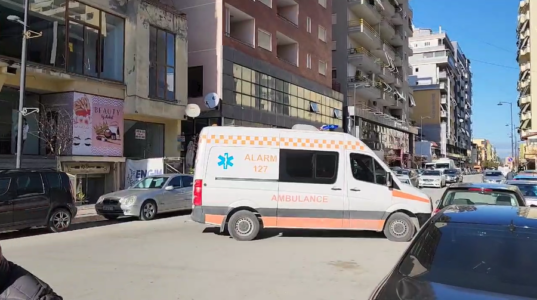 Fier: 52-vjeçari bie nga ballkoni i katit të 5-të te komshiu në katin e 2-të