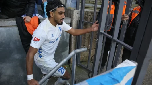 Vrapoi për t’i përshëndetur tifozët, futbollisti bie në hendekun prej 2.7 metra të thellë