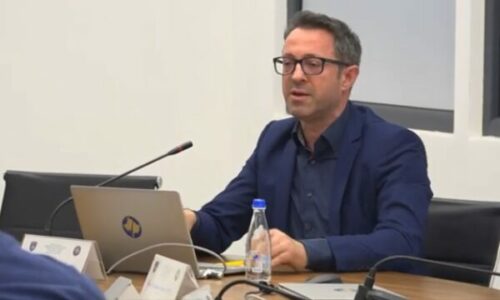 Burri i Albulena Haxhiut pretendon se Haradinaj po i “keqpërdor” lotët e nënës së tij për fushatë zgjedhore