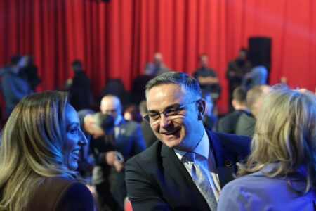 Besnik Tahiri prezanton zotimet programore të AAK`së: Rritje ekonomike, paga më të larta dhe zhvillim të qëndrueshëm