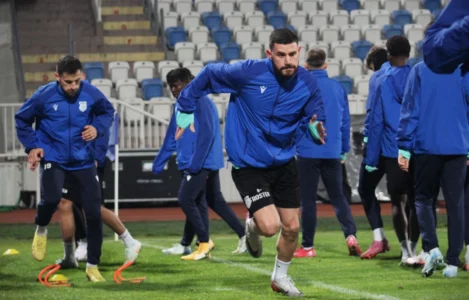 Drita me formacion defensiv ndaj AZ Alkmaarit