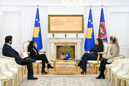 Prattipati i shkon në zyre Osmanit, një ditë pasi Ambasada e ShBA-ve veprimet e VV-së i quajti përçarëse – zbulohet se çka u diskutua