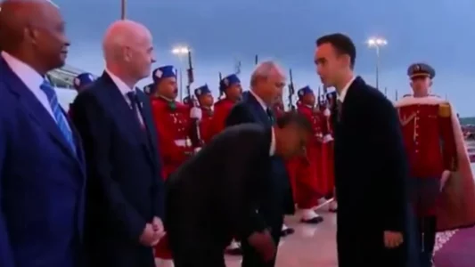 E paimagjinueshme, në Marok Princi i Kurorës, shpërfill autoritetet e që i gjunjëzohen dhe i puthin dorën, Infantino mbetet gojëhapur