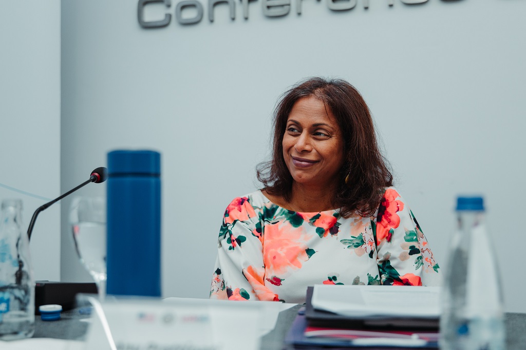 Ambasada amerikane fton shtetasit e saj në Kosovë për një takim me Prattipatin