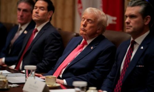 Trump përgjumet gjatë raportimit të ministrave në mbledhjen e kabinetit