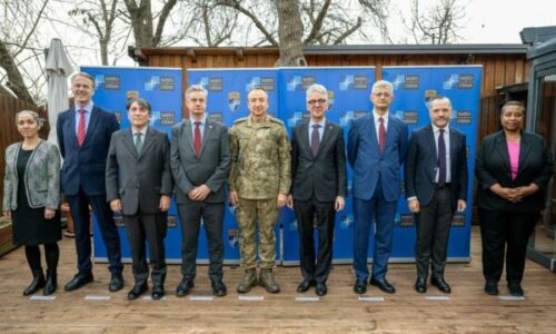 Komandanti i KFOR’it mbledh përfaqësuesit diplomatikë të QUINT, BE-së e Turqisë në Kosovë, iu flet situatën e sigurisë