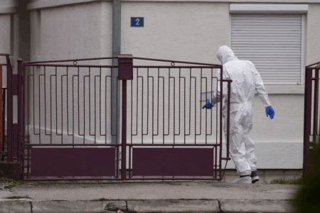 Misteri i krimit në Çaçak të Serbisë, gjenden trupat e vdekur të dy prindërve dhe djalit të tyre brenda shtëpisë