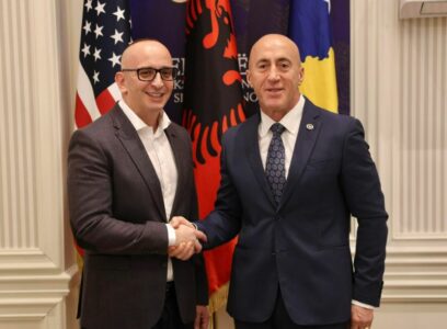 Një doktor aderon në AAK, mirëpirtet nga Haradinaj