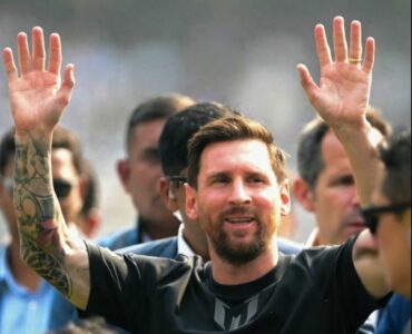 Messi viziton Indinë, pritet nga një numër i madh tifozësh