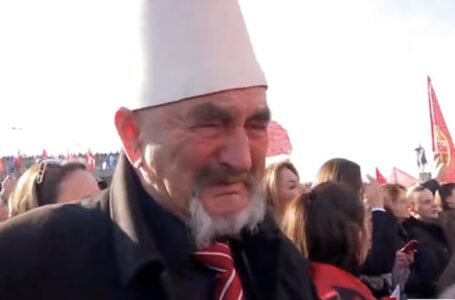 Burri nga Zajazi përlotet për Thaçin dhe UÇK-në (VIDEO)