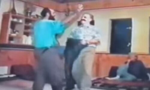 Video e rrallë: Sahit e Hamëz Jashari në momente gazmore, duke vallëzuar së bashku