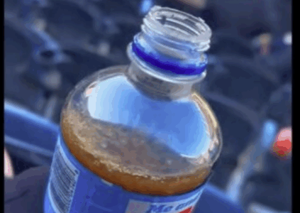 Një tifoze hapi një lëng të gazuar në një ndeshje të luajtur në -20°C, shikoni çfarë ndodhi pijes (VIDEO)