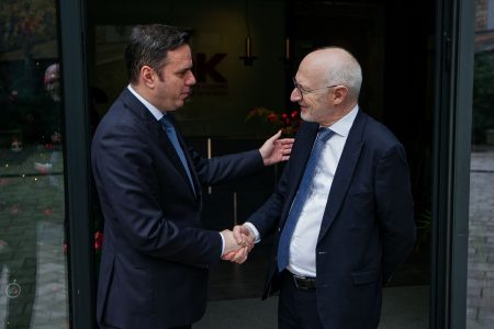 Zgjedhjet e 28 dhjetorit, temë diskutimi mes Abdixhikut dhe Guerotit