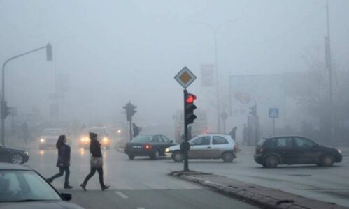 Policia e Kosovës paralajmëron shoferët: Mjegulla po krijon rrezik në rrugë