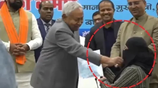 Politikani indian habit opinionin dhe grupet e të drejtave të njeriut, ia tërheq hixhabin gruas myslimane