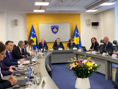 Qeveria në detyrë mblidhet “online”, i merr dy vendime