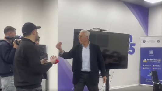 Kurteshi përplaset me gazetarët: Largohuni, po i këqyrin kompjuterat, po i shohin dokumentat