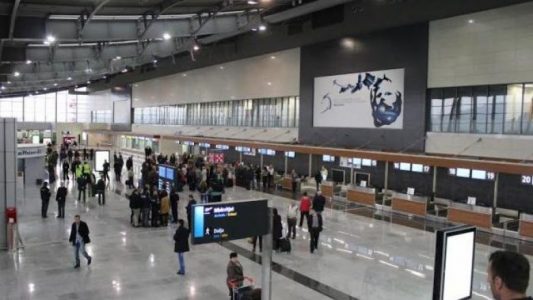 U prezantua rrejshëm si person zyrtar në Aeroportin e Prishtinës, ndalohet i dyshuari