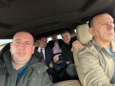 Daut Haradinaj niset në protestën e Shkupit