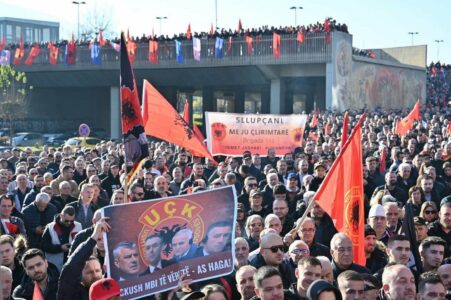 Organizata e Veteranëve të UÇK-së falënderon qytetarët për pjesëmarrjen në protestën në Shkup