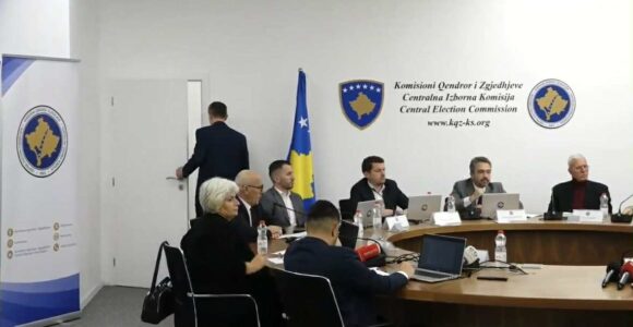 Anëtari i KQZ’së nga komuniteti boshnjak e lëshon mbledhjen, kritikon kandidimin e motrës së Donika Kadajt me Vakat: Po uzurpon vendet tona