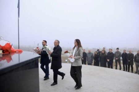 Hamza nderon me homazhe Mujë Krasniqin dhe 41 dëshmorë të UÇK-së në Skenderaj