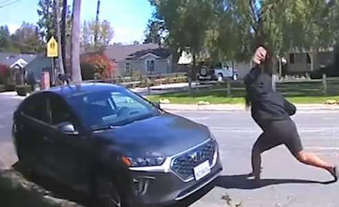 “Ta kalli shpinë”, gruaja e kërcënon burrin në Prishtinë – ia godet veturën me gurë