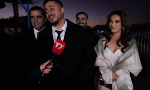 Çifti dhe dasmorët në Gjakovë nga dasma shkojnë në vendvotim