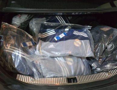 Dogana ndalon kontrabandimin e veshjeve sportive në kufirin në Vërmicë