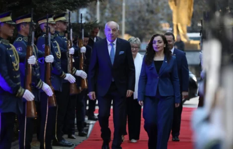 Kosova “pauzoi” 5 vjet në diplomaci, Osmani tash i kërkon presindetit të Hugarisë “heqjen e masave të padrejta të BE-së”