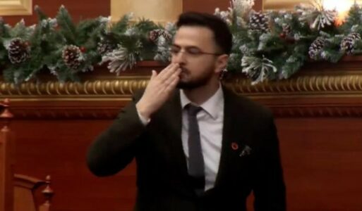 Mes kaosit në Parlamentin shqiptar, betohet Avokati i Ri i Popullit – puth demokratët që i dhanë firmën