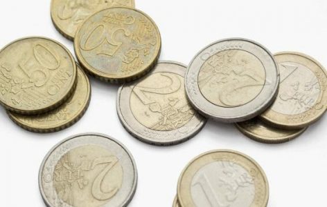Euro prek minimumin e ri historik
