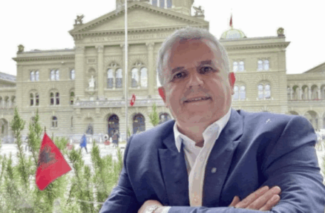 Ofendoi heronjtë e luftës, ish-gazetari reagon sërish: Ma paskan hakuar llogarinë e Facebook-ut