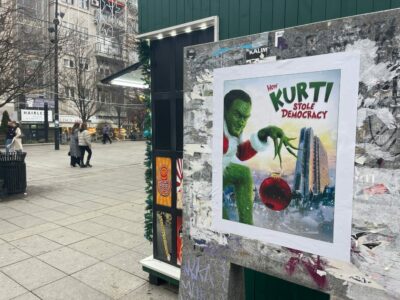 “Si e vodhi Kurti demokracinë”-Vendoset një grafitë në kryeqytet
