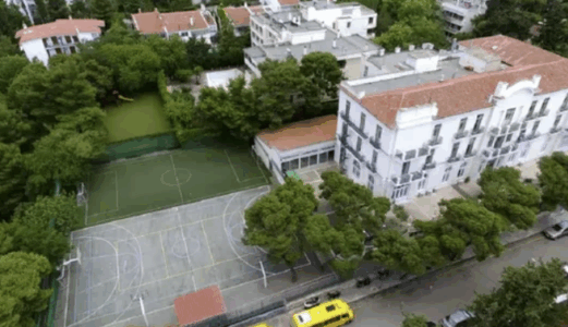 Tronditëse në Athinë: Nxënësja 14-vjeçare therret me thikë brenda shkollës