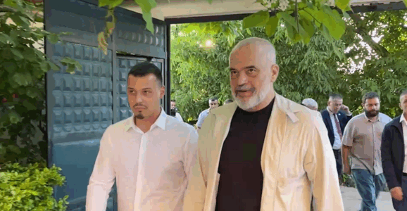 Endrit Thaçi falenderon Ramën për vizitën e babait të tij në Hagë: Fjalët por edhe veprat e juaja janë shëndrru në shembull të atdhedashurisë dhe përparimit