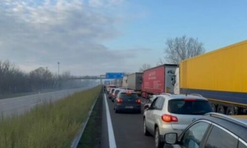 Kolonat deri në 11 kilometra në kufirin Hungari – Serbi, mërgimtarët drejt vendlindjes