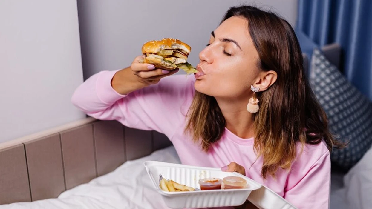 Pse stresi na shtyn drejt ushqimit të yndyrshëm  Zbuloni mënyrën befasuese si ta neutralizoni këtë dëm