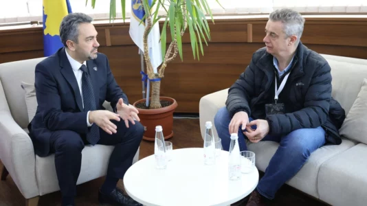 Ambasadori britanik pas vizitës në KQZ: Profesionalizëm dhe gatishmëri për mbarëvajtjen e zgjedhjeve