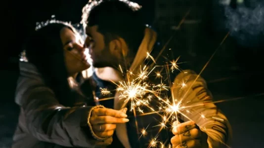 Pse puthim në mesnatën festive? Tradita e lashtë që nuk nisi aspak pafajshëm