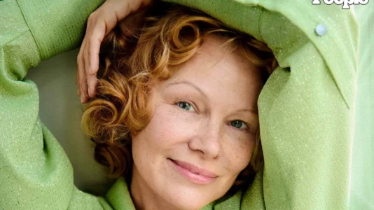 Pamela Anderson pa filtrat e famës: Transformimi natyral në “People” që flet për forcën dhe qetësinë e saj