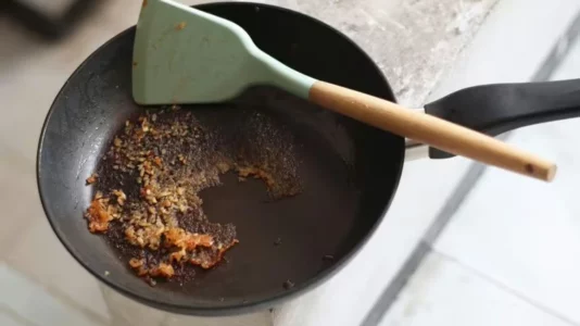 Largoni njollat e djegura nga enët duke i pastruar me qese të përdorura çaji