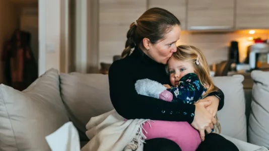 Si të flisni me fëmijët tuaj për vështirësitë financiare