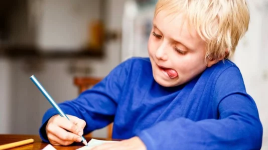 Nxjerrja e gjuhës dhe ndalja e frymëmarrjes: Ja pse e bëjmë këtë kur shkruajmë